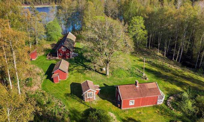 Finnerodja Maison | Spend a relaxing vacation in this comfortable vacation home in a dream location on the lake.