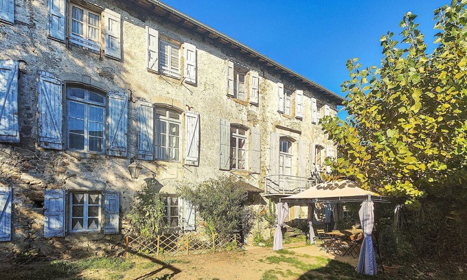 Angles Maison | Spend a relaxing vacation in this inviting cottage with rustic charm.