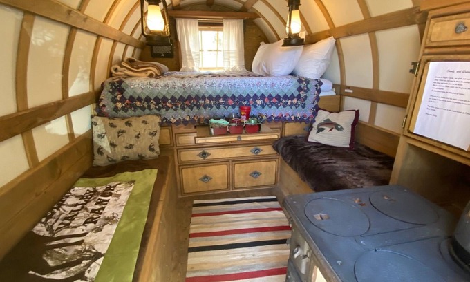 Grover Cabine | Spend a romantic night in a shepherds camp wagon