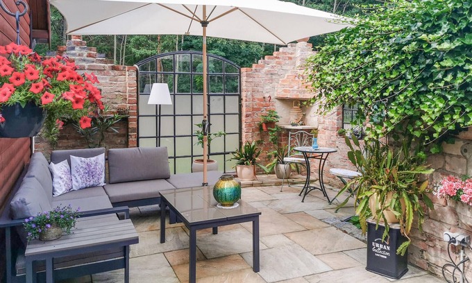 Mullrose Maison | Spend a vacation close to nature in this inviting vacation home.