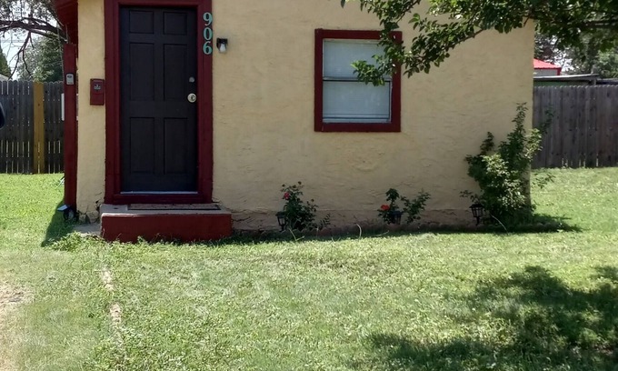 Canyon Maison | Spend the night in this blast-from-the past 1930's Shot Gun House