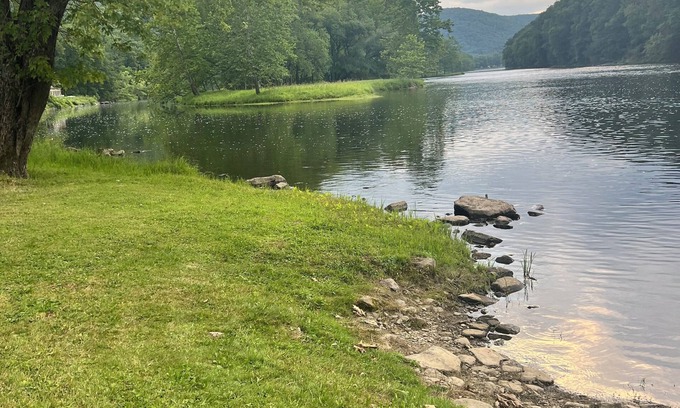 Warren Appartement | Spend your time relaxing with a view of the Allegheny River