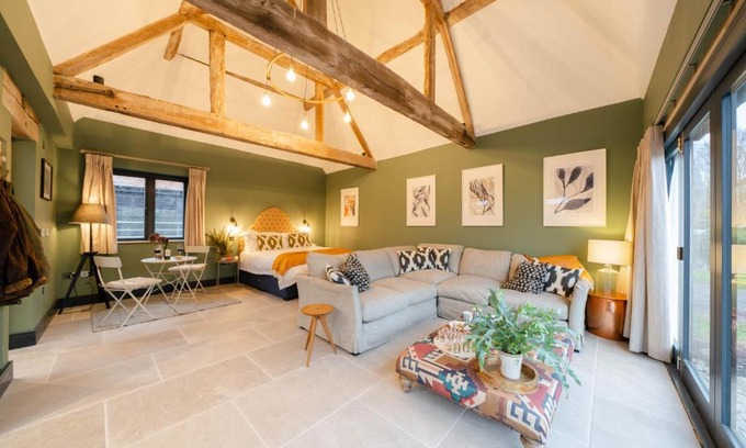 Abbots Salford Maison | Spinney - a unique open plan barn, with private garden