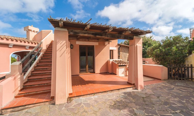 Stintino Villa | Splendide villa de deux étages au centre avec terrasses, vue sur mer et climatisation.