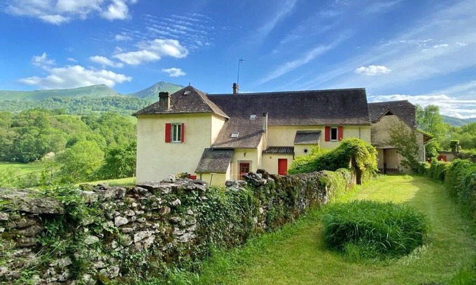 Issor Lit Et Petit-Déjeuner | Splendide Corps de Ferme au pied des Pyrénées, vue imprenable