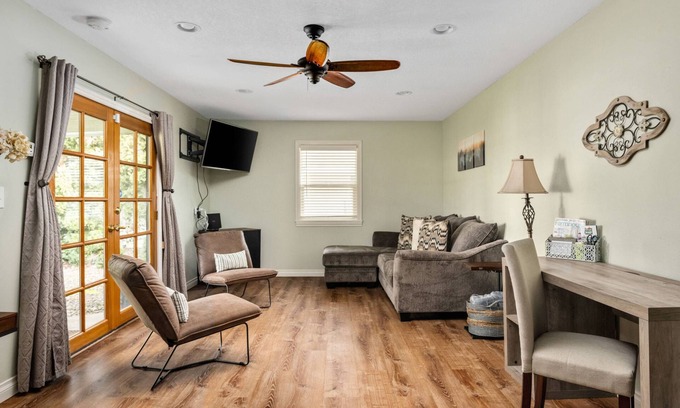Hillsboro Maison | Splendid Location, Single Level, Pet Friendly, Huge Fenced Yard, BBQ, Games, Next to School Fields