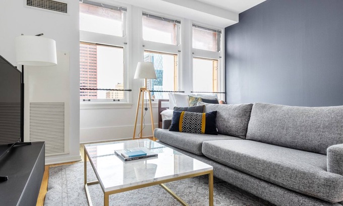 The Loop Appartement | Splendid Loop Studio w/ Gym, Doorman, walk to L & Parks, by Blueground