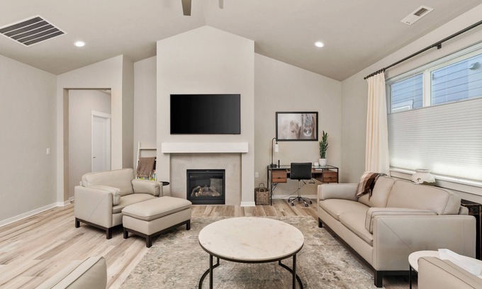 Hillsboro Maison | Splendid Single Level Home, Private Patio & Fire-Table, Shared Pool, Hot Tub, Gym Walk 2 Golf Course