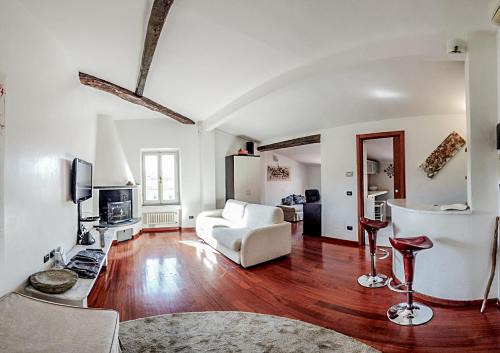 Carrara Appartement | Splendida mansarda open space, finiture di lusso.