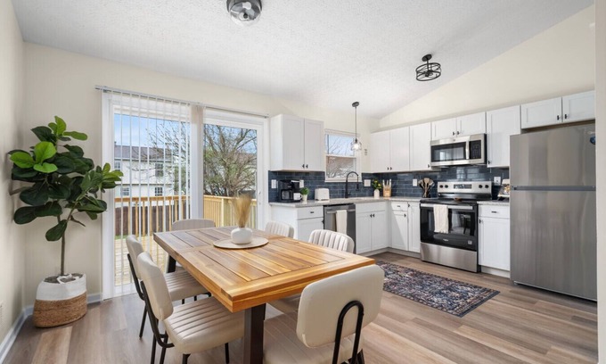 Summit Station Appartement | Split-Level Comfort | 2 Living Rooms, Garage, Deck