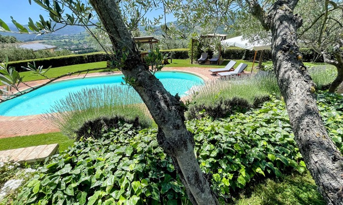 Spoleto Villa | SPOLETO TRANQUILITA + PISCINE. SLEEPS 20. SPOLETO CENTRAL. 15 MINUTES