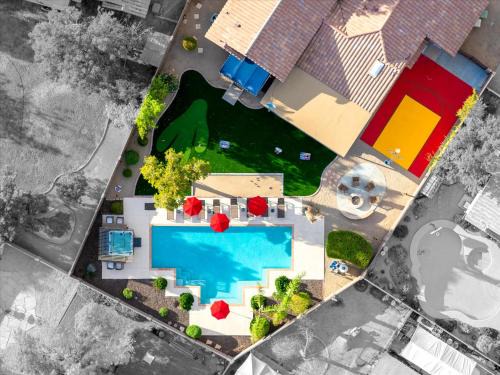 Glendale Maison | Sport Court Pool Hot Tub Pool Table Fire Pit Games