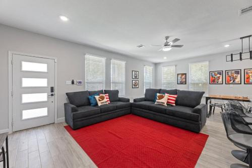 Central Arlington Maison | Sporty Spot - Hot Tub - Walk to AT&T Stadium