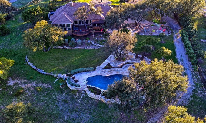 Travis Settlement Maison | Spacieux 3 acres Hilltop Estate w / vues infinies du célèbre Texas Hill Country