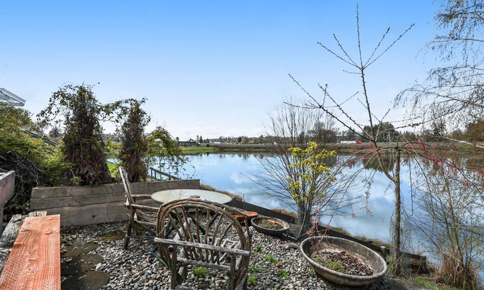 Centralia Maison | Sprawling and colorful lakefront home with patio