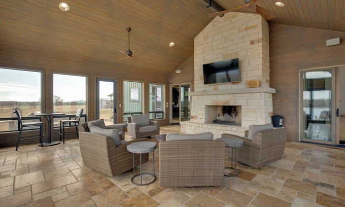 Elmo Maison | Sprawling Kaufman Home w/ On-Site Lake & Fire Pit