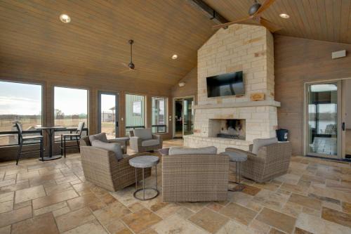 Elmo Maison | Sprawling Kaufman Home with On-Site Lake and Fire Pit