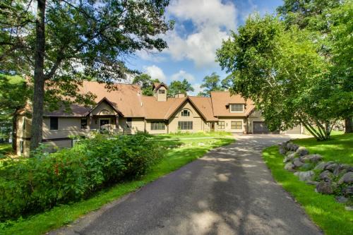 Lake Shore Maison | Sprawling Minnesota Home with On-Site Lake Access