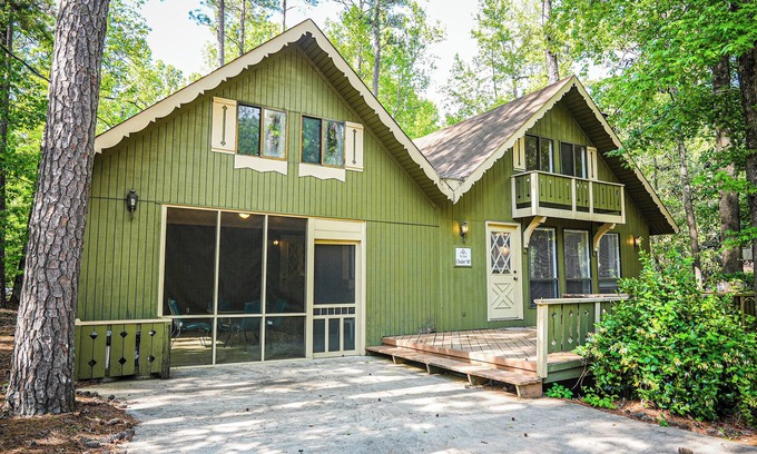 Pine Mountain Chalet De Ski | Spread out and relax in this spacious wooded view chalet close to FDR State Park