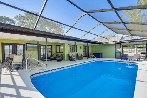 Spring Hill Maison | Spring Hill Home with Pool, BBQ Grill and Outdoor TV!