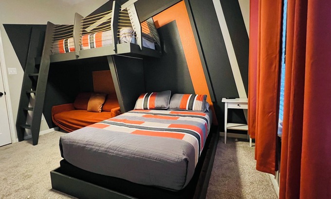 Spring Maison | 20% Off Spring Home, Minutes from The Woodlands, Sleeps 8, King Bed, Coffee Bar,