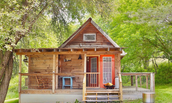 Court House Cabine | Spring Side Cabin at Skipwillow Farm