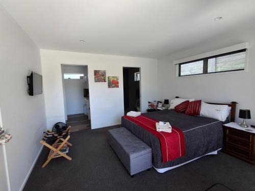 Papamoa Beach Maison | Spring Special, Studio on Hugoway, Papamoa Beach