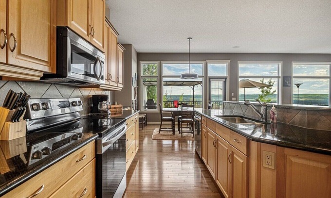 Springbank Hill Maison | Springbluff Serenity with Panoramic Views