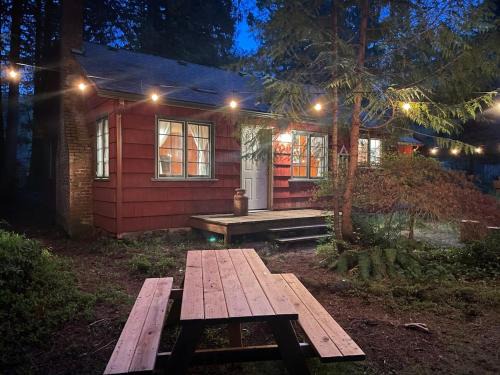 Mount Hood Village Maison | Springbrook · Cozy 2BR Mt. Hood Cabin, Fireplace & Retro Kitchen