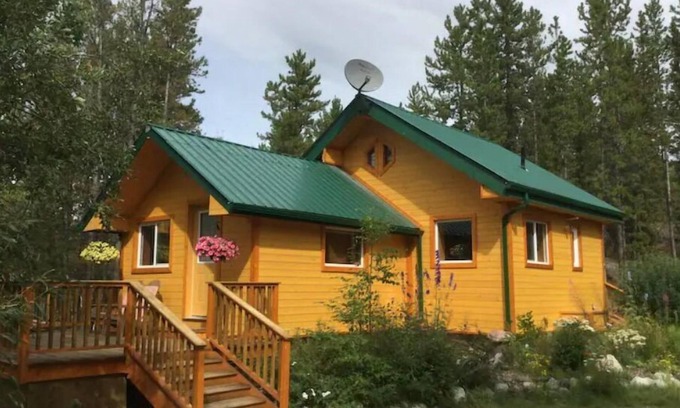 Whitehorse Chalet De Ski | Springhills Cabin at Hot Springs