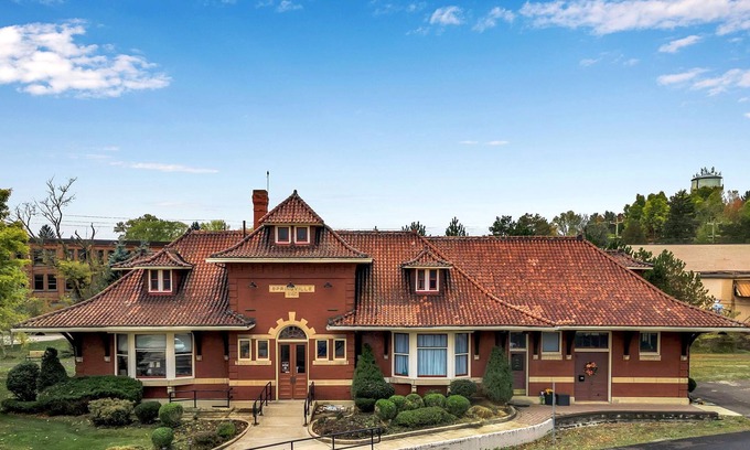 Springville Appartement | Springville Depot Inn - Suite with Private Yard!