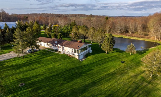 Rushville Maison | Spruce Haven - 5 br home on 53 acres with pond