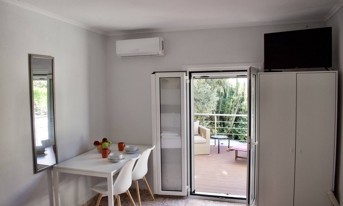 Daratsos Appartement | "Spyros" 1-Room Apartment - Simple, cozy, close to the beach