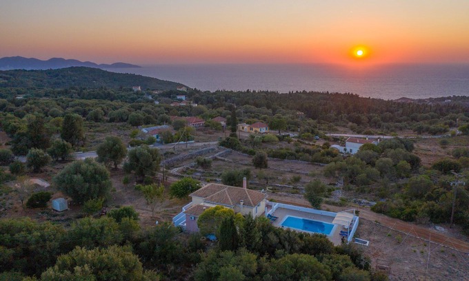 Markoulata Villa | Villa Spyros près de Fiscardo, piscine privée à débordement 4x8, jacuzzi, vue mer panoramique