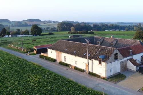 Denderwindeke Maison | Square Shaped Farmhouse from 1713