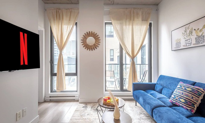 International District Appartement | Square Victoria - Balcony View & Free Parking