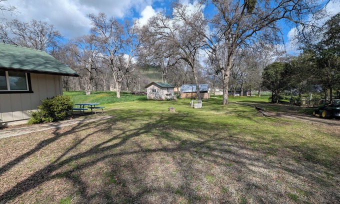 Squaw Valley Cabine | Charming lodge with AC and WiFi in adorable Yokuts Valley