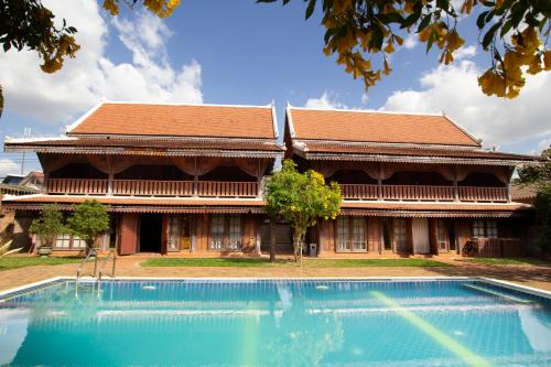 Vientiane Maison | SRIPHAYA 2 Lao style Poolside Villa