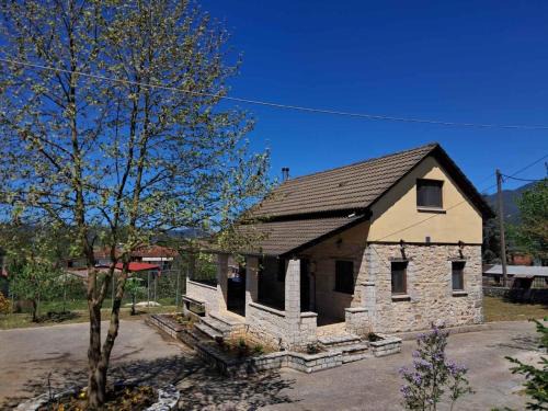Kato Lapsista Chalet De Ski | St George Stonehouse Ioannina