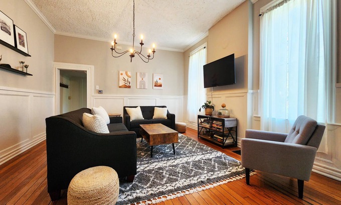 Benton Park Maison | St. Louis Modern Retreat- sleeps 12-Family Friendly-Convenient Location