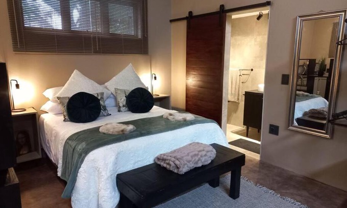 Hillcrest Appartement | Stacey's Cornerstone Studio Apartment