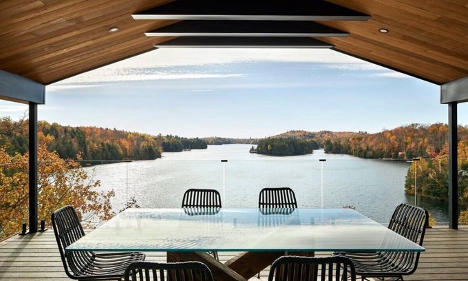 Val-des-Monts Maison | Staggering waterfront property on Lac Bataille