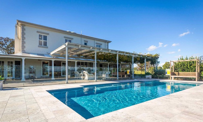 Lovedale Maison | Claremont Manor - a charming Lovedale escape