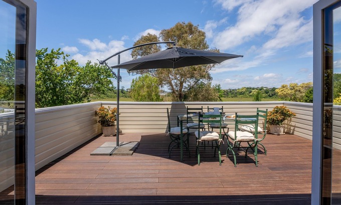 Northcote Maison | Stand-alone house in quiet cul-de-sac, conveniently located & lovely views
