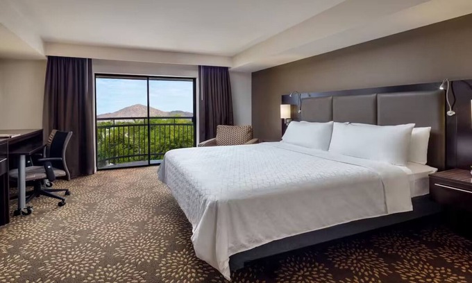 Camelback East Hôtel | Standard King at Holiday Inn & Suites Airport North - Pool and Outdoor Dining