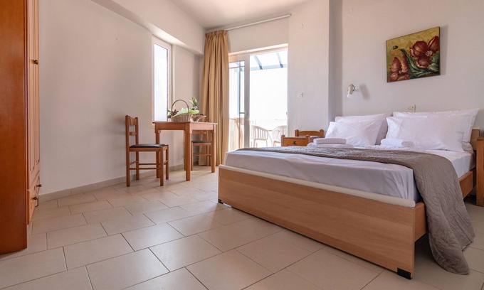 Kato Stalos Hôtel | Standard sea view room at Girogiali