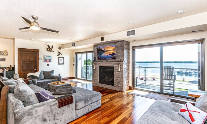 Detroit Lakes Copropriété | Starboard Point: Stunning Luxury Condo in the heart of DL!