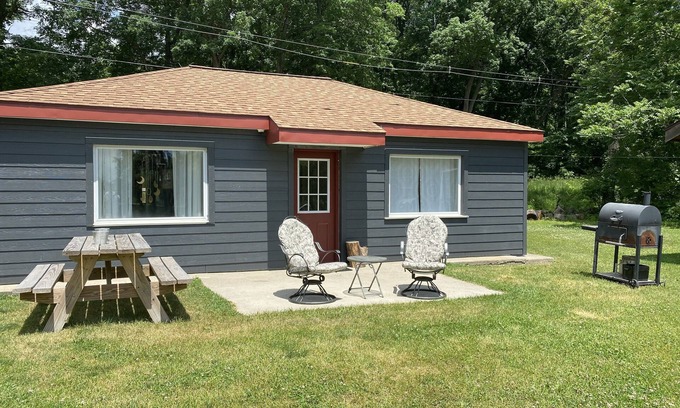 Three Rivers Cottage | Jazz Cottage - Cottages au bord du lac sur un lac semi-privé, plage, bateaux, Fun!