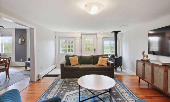 Etna Maison | Stargazing Retreat Between Ithaca & Cortland: Hot Tub, Pickleball & Fire Pit