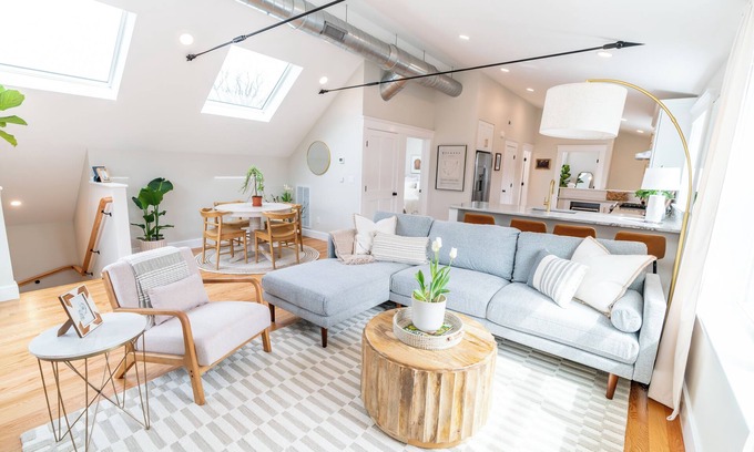 Prospect Hill Appartement | Starlight: Gorgeous 2-bedroom, Skylights, Close to Yale & Downtown New Haven